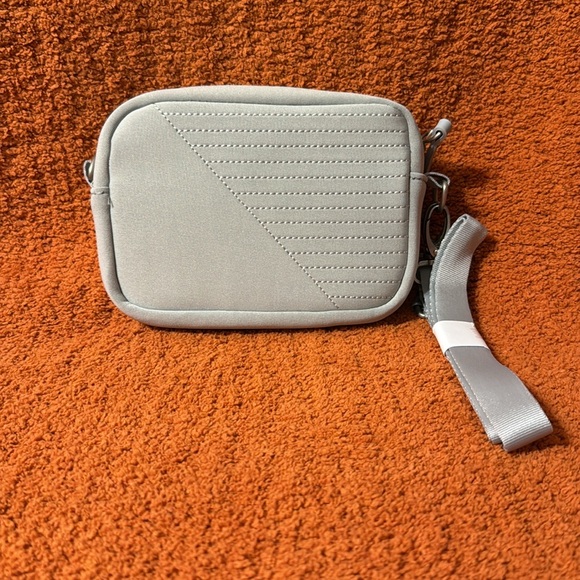 NWT Vooray Sidekick Crossbody Bag in Gray - Picture 4 of 5